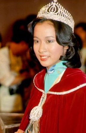 朱玲玲资料,朱玲玲是1977年港姐冠军,童年时全家到香港定居,曾任业余模特儿,取得冠军及最上镜小姐奖项，是首位夺得两个奖项的参赛者，被行业中公认为最漂亮的港姐。